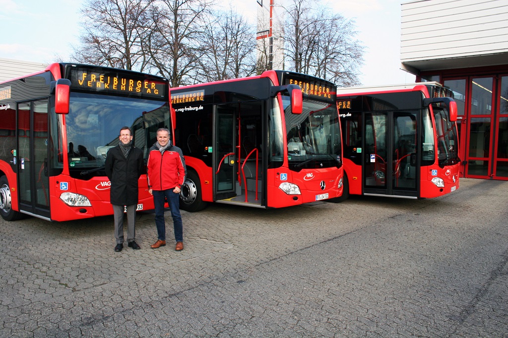 Dr schadstoffarmen Gelenkbussen des Typs Mercedes-Benz mit Vorstand Stephan Bartosch (links) und Unternehmensbereichsleiter Johannes Waibel