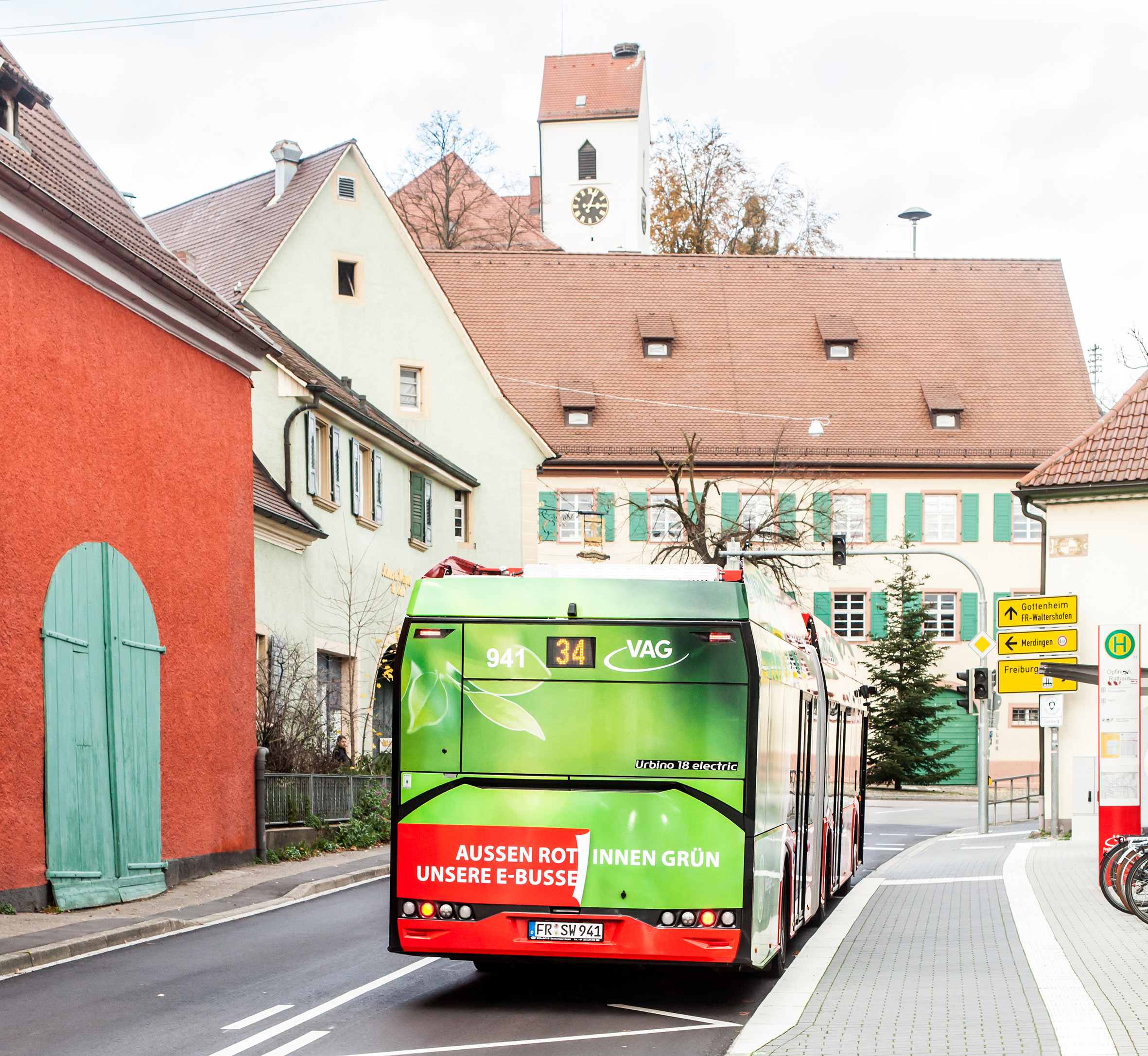 Ein Bus fährt durch Opfingen