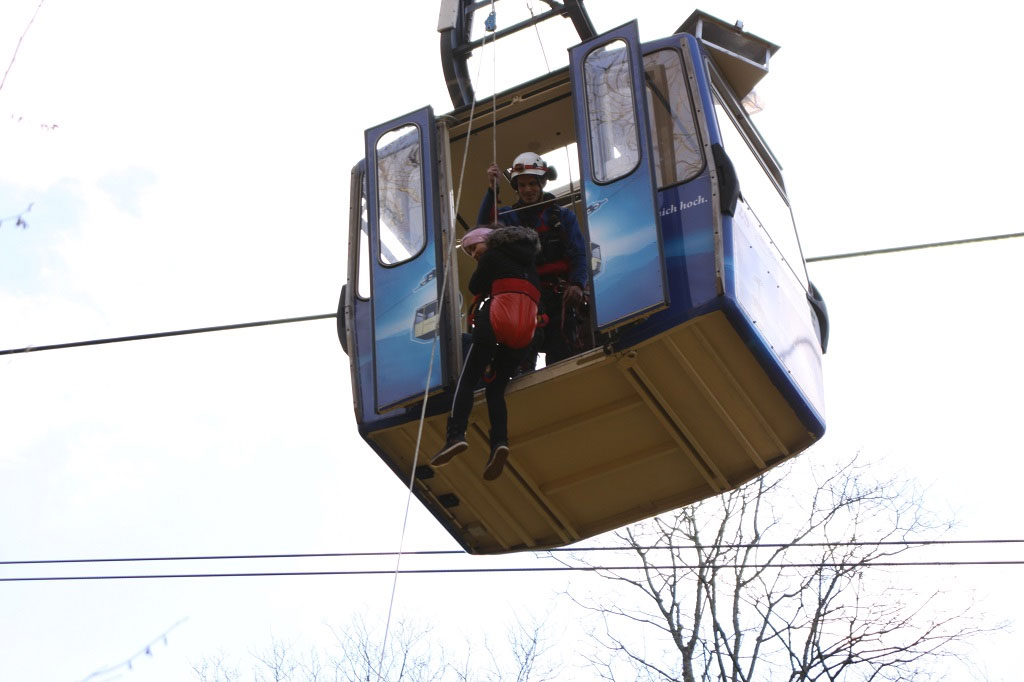 Bergeübung bei der Schauinslandbahn - Abseilen aus einer Gondel